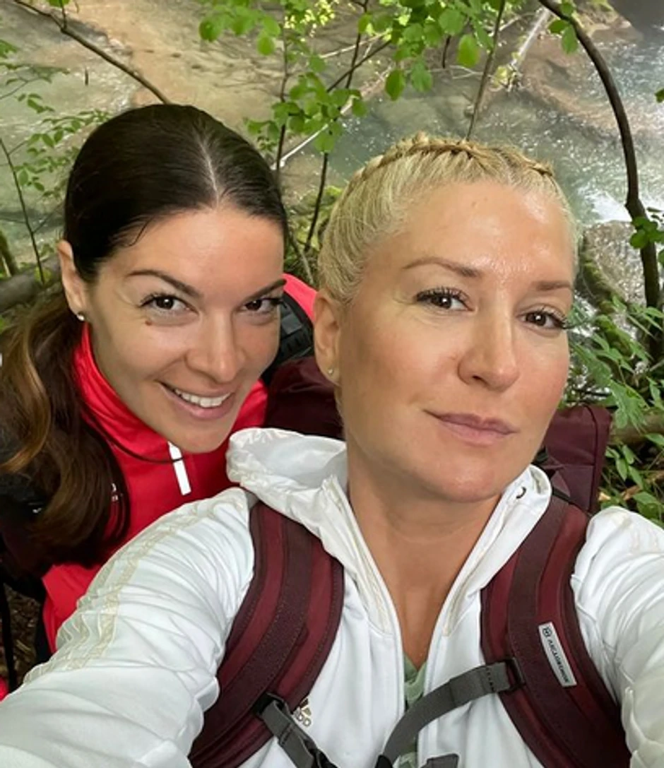 Sanja Kužet sa sestrom