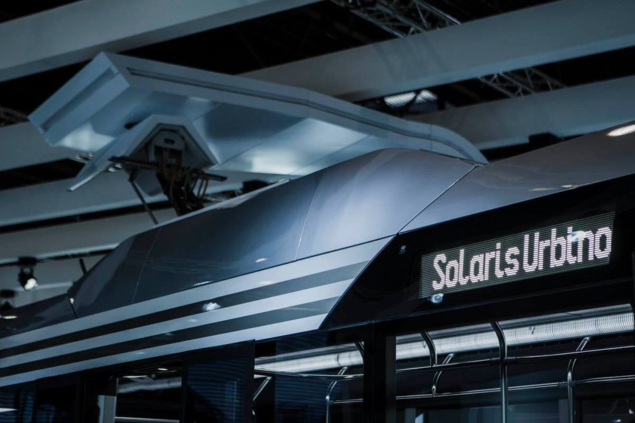 Solaris Urbino 18 electric można naładować na dwa sposoby - jednym z nich jest "klasyczny" pantograf.