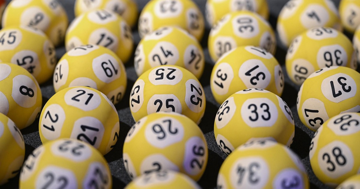 Mężczyzna wygrał 14 mln zł na loterii. Opływał w luksusach, ukrywając to przed żoną