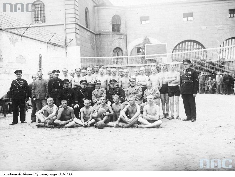 Grupa więźniów i strażników po zajęciach wychowania fizycznego. Więzienie w Kaliszu. Lata 1920-1939.