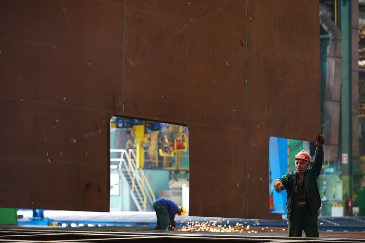 Zwijarka może wygiąć blachę o maksymalnej grubość 120 mm.<br><br>fot.  (aw/cat) PAP/Adam Warżawa