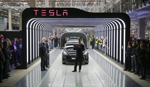 Ile można zarobić w gigafabryce Tesli pod Berlinem? Elon Musk rekrutuje Polaków