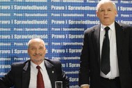 macierewicz siedzi kaczyński stoi