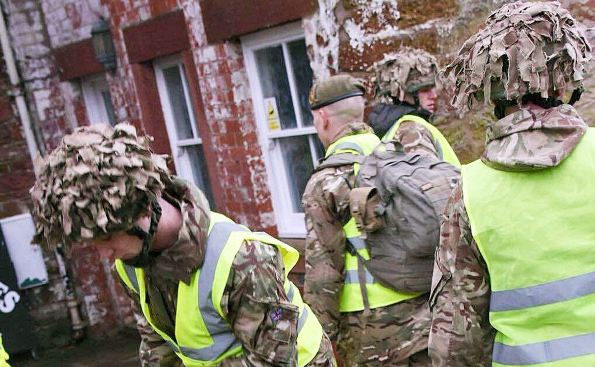 Żołnierze pomagają powodzianom