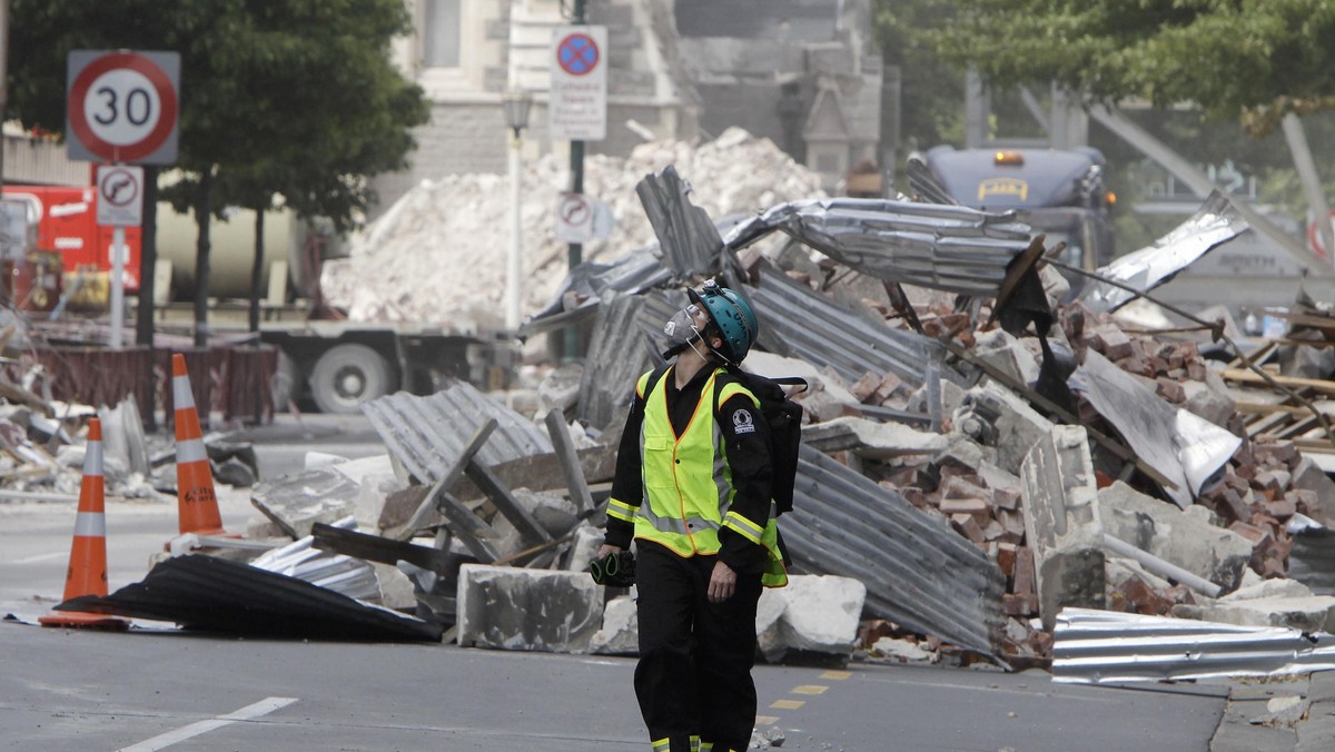 W Nowej Zelandii zlicytowano na rzecz ofiar trzęsienia ziemi ważący niemal 30 ton głaz. Kamień o średnicy ponad trzech metrów podczas trzęsienia w Christchurch spadł na jeden z domów znajdujących się w mieście. Budynek został w poniedziałek rozebrany.