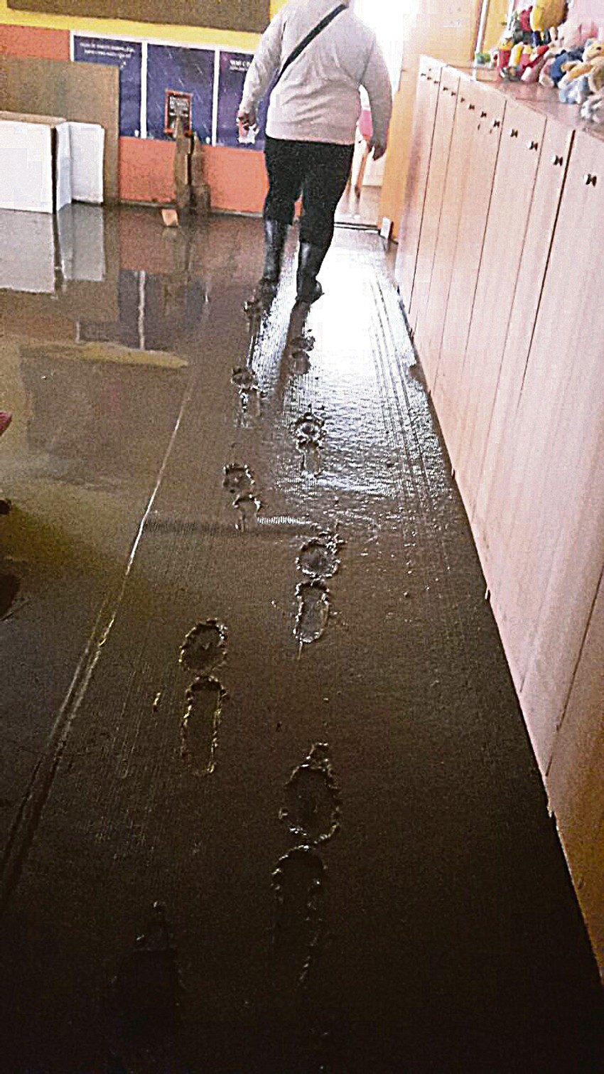 Meštani su dan posle iznenadnih poplava u kućama zatekli gomile blata i 
uništeno pokućstvo. Isto je bilo i u školi