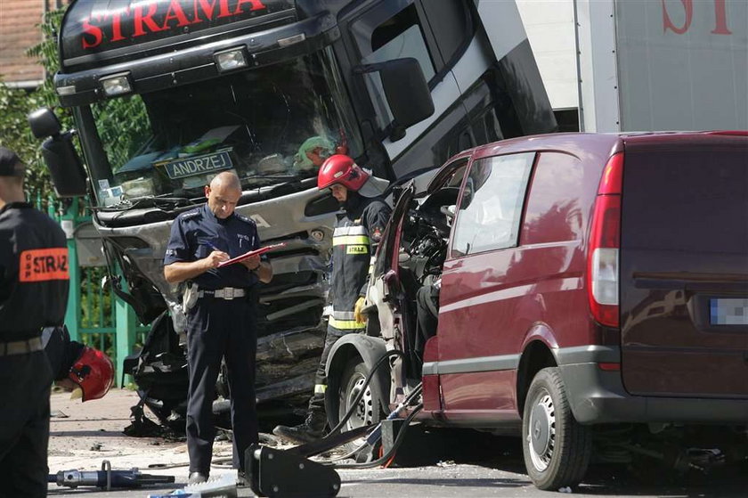 Tragedia pod Warszawą. Nie żyją trzy osoby! FOTO