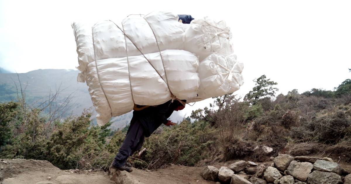 彼らは物資を背負って100キロメートルを走ります。 エベレスト登山の静かな側面