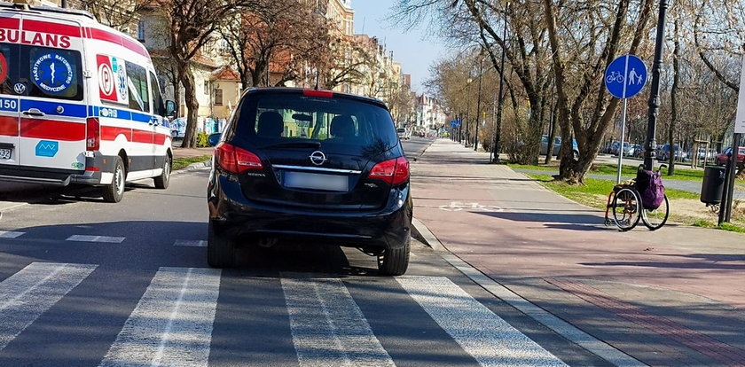 Dramatyczny wypadek kobiety na wózku. Kierowca jej nie widział?!