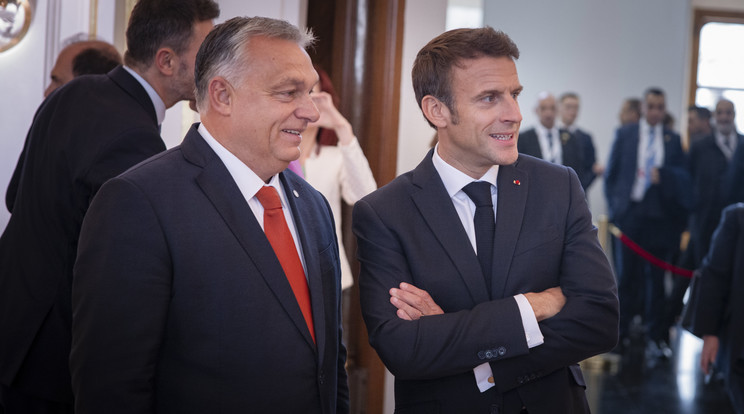  Orbán Viktor miniszterelnök (b) és Emmanuel Macron francia elnök legutóbb az Európai Unió állam- és kormányfőinek prágai informális találkozóján egyeztettek .MTI/Fischer Zoltán