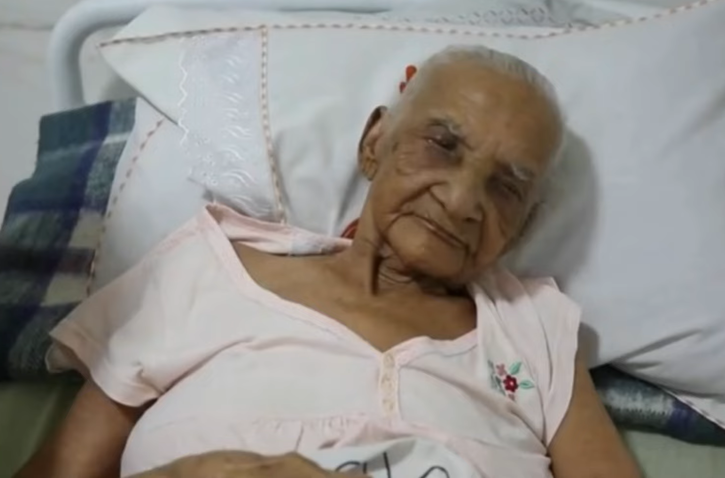 Starenka zostala pripútaná na lôžko