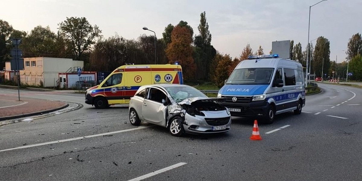 Wypadek w Katowicach. Osobówka zderzyła się z autokarem.