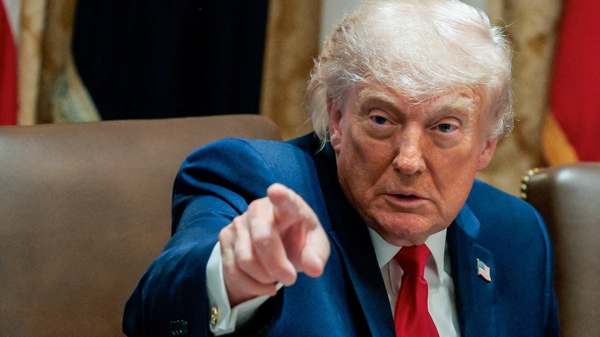 Americký prezident Donald Trump ukazuje prstom počas zasadnutia kabinetu v zasadacej miestnosti Bieleho domu vo Washingtone, D.C., USA, 27. mája 2026.