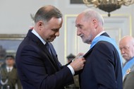 Andrzej Duda podczas wręczania Orderu Orla Białego Antoniemu Macierewiczowi