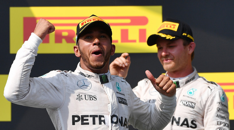 Lewis Hamilton (balra), 
úgy tűnik, idegileg jobban 
bírja a Nico Rosberg elleni 
vb-csatát /Fotó:AFP