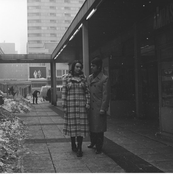 Pokaz kolekcji Domu Mody "Ambasador" w Warszawie. Modelka i model w płaszczach w Pasażu Śródmiejskim, 1970 - 1974 r. fot. Rutowska Grażyna, NAC