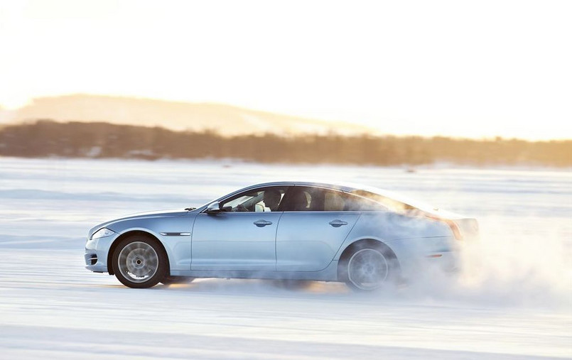 Nowy układ bazuje na systemie koncernu Jaguar Land Rover i napędzany jest przez silnik benzynowy 3.0 V6 Supercharged/340 KM połączony z ośmiobiegową automatyczną skrzynią biegów oraz układem Start/Stop