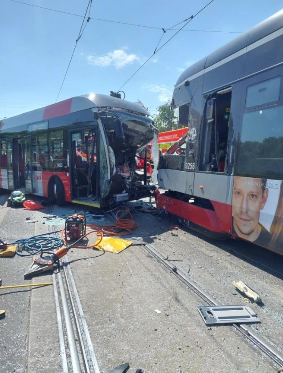 Po zrážke autobusu s električkou v Prahe je 15 zranených.