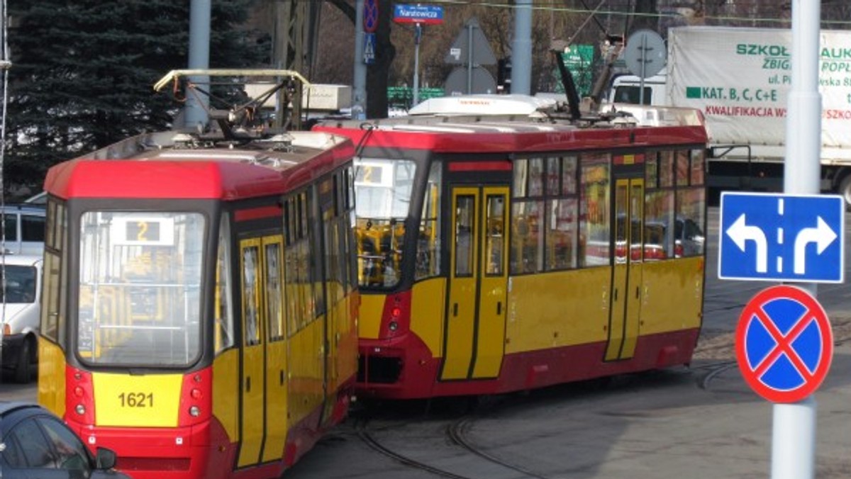 "MMŁódź": MPK Łódź testuje nowy system informacji pasażerskiej. Do wyboru podróżni mają tradycyjną choinkę z całą trasą lub toczącą się kulkę z najbliższymi przystankami.