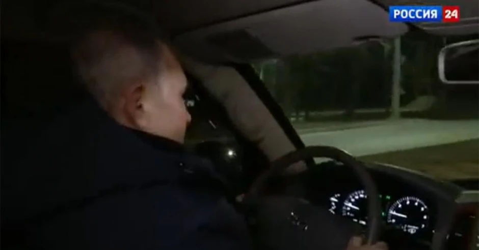 Putin vozi automobil ulicama Marijupolja