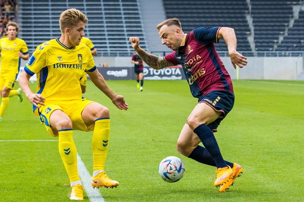 Zawodnik Pogoni Szczecin Kamil Grosicki (P) i Henrik Heggheim (L) z Broendby Kopenhaga podczas meczu 2. rundy eliminacji piłkarskiej Ligi Konferencji