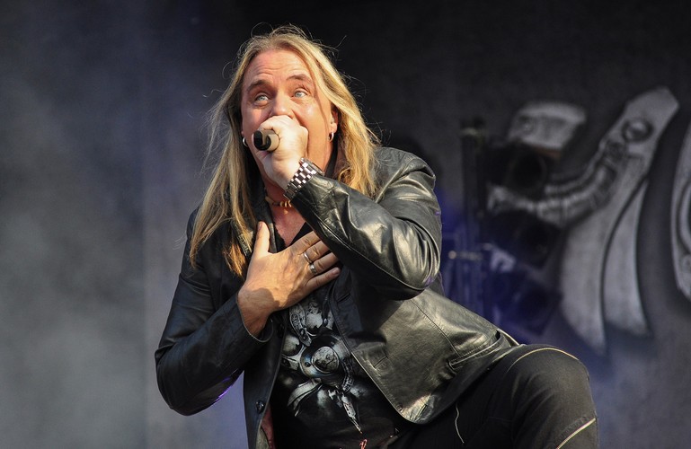 Metal Fest<br /><br />
20–22.06, JAWORZNO<br /><br />
60 zespołów na dwóch scenach
– imponująco przedstawia się
dla fanów ciężkiego grania Metal
Fest. Headlinerem jest tu niemiecki
zespół <b>Helloween</b>, którego
album „Keeper of the Seven
Keys, Pt. 1” uważany jest za ojca
power metalu. My jednak polecamy
szczególnie występy nowoorleańskiej
stonermetalowej grupy
Down oraz amerykańskich
mistrzów mathcore’u z The Dillinger
Escape Plan. Inne gwiazdy:
Volbeat, Sodom, Satyricon,
Entombed, Hatebreed i Accept.<br /><br /> 
www.metalfest.pl