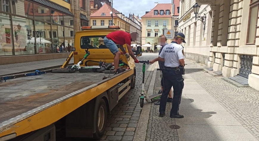 We Wrocławiu obowiązują jasne, oparte na przepisach prawa o ruchu drogowym, zasady dotyczące parkowania hulajnóg elektrycznych. 