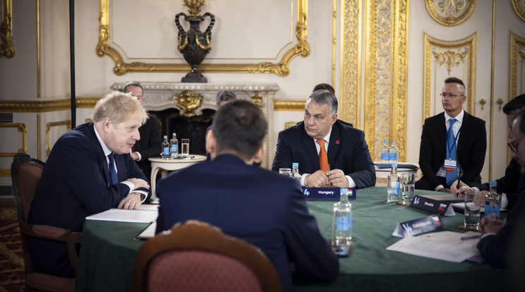 A Miniszterelnöki Sajtóiroda által közzétett képen Orbán Viktor magyar (b2), Mateusz Morawiecki lengyel (háttal), Eduard Heger szlovák (j, takarásban) és Petr Fiala cseh kormányfő (j), valamint Boris Johnson brit miniszterelnök (b) a V4-ek és az Egyesült Királyság csúcstalálkozóján a londoni Lancaster House-ban 2022. március 8-án. A csúcstalálkozó fő témája az ukrajnai háború. Mellettük Szijjártó Péter külgazdasági és külügyminiszter (j2) / Fotó: MTI/Miniszterelnöki Sajtóiroda/Fischer Zoltán