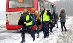 W takim stanie wiózł pasażerów! Uderzył w strażaków i pojechał dalej