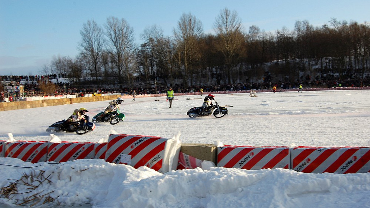 Przeszło trzy tysiące widzów obserwowało międzynarodowy turniej o Puchar Prezydenta Gniezna w wyścigach motocyklowych na lodzie. Udaną imprezę przeprowadzoną na Jeziorze Winiary wygrał z kompletem 15 punktów Grzegorz Knapp.