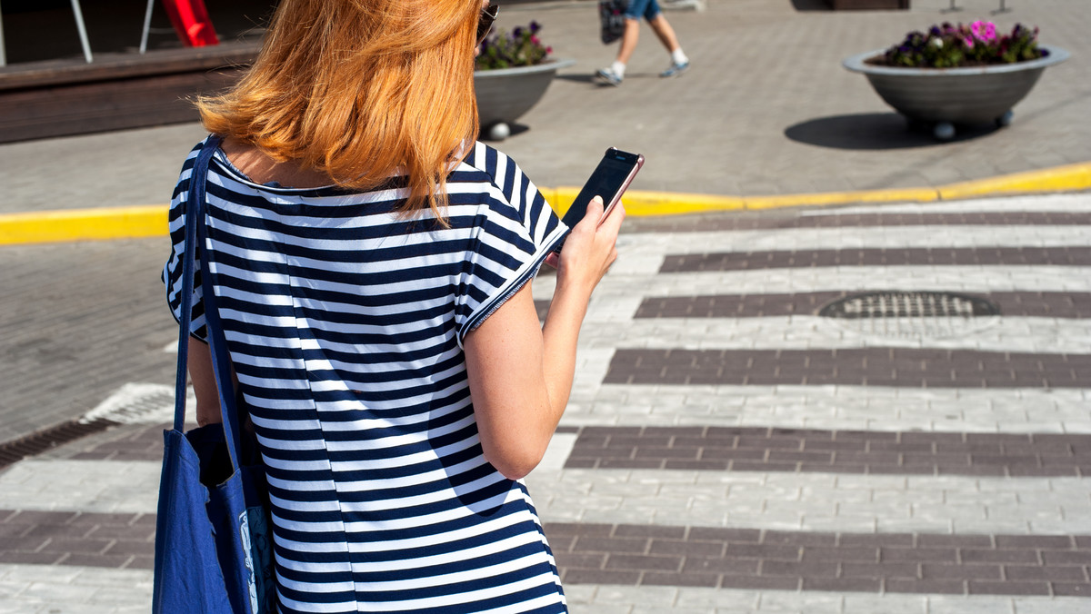 Litwa: Zakaz korzystania z telefonów na przejściach dla pieszych