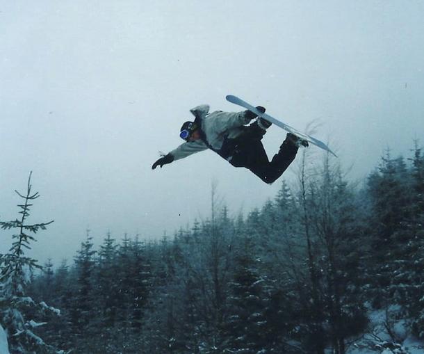 Aleksander Bojda na desce snowboardowej