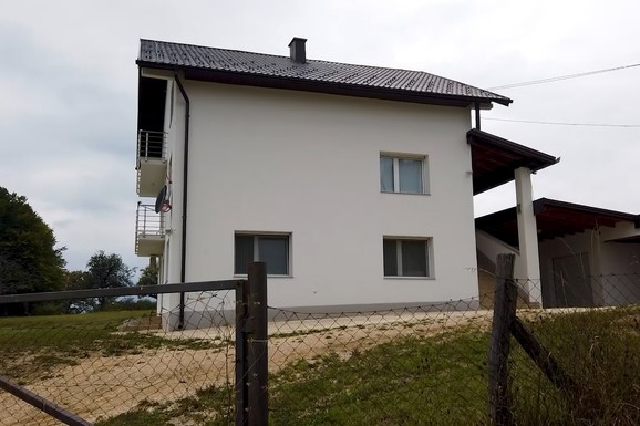 Pevač ima ogromnu kuću na selu, ali retko kad je obilazi, komšije ga raskrinkale: "Samo se odmara kad svrati" (FOTO)