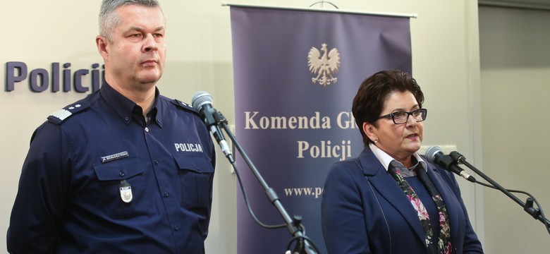 Szef policji zadowolony z dzałań funkcjonariuszy, szefowa MSW dziękuje za poświęcenie