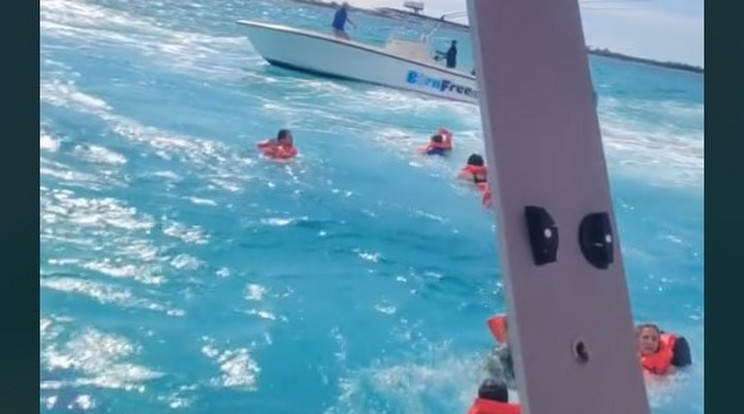 A megdőlt hajóból kiesett  turistákat a part őrség menti a vizből /Fotó:tTik-Tok videó