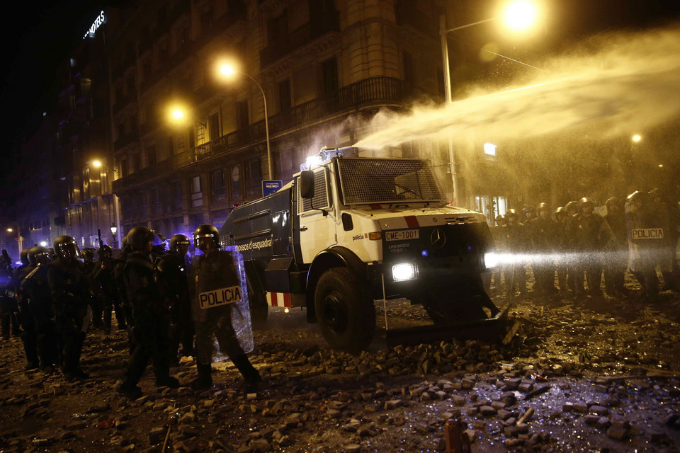 Protest i starcia z policją na ulicach Barcelony