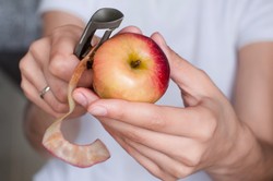 Wyrzucasz skórkę od jabłek do kosza? To błąd! Zawiera wyjątkowy super-składnik