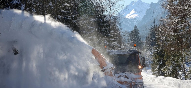 Szlak do Morskiego Oka otwarty. "Cały czas występuje zagrożenie lawinowe"
