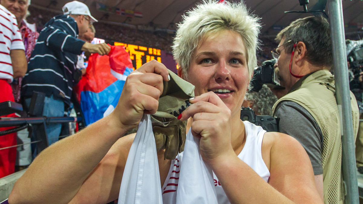 Anita Włodarczyk zdobyła w piątkowy wieczór srebrny medal w rzucie młotem. Polka tym samym wywalczyła dla naszego kraju dziesiąty krążek olimpijski w Londynie. To i "magiczna rękawiczka" stanowi główny punkt zainteresowania polskich dziennikarzy.