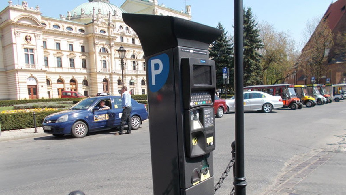 Od dziś nowe zasady związane z abonamentami w krakowskiej Strefie Płatnego Parkowania. Zaostrzone przepisy dotyczą między innymi ograniczeń w wydawaniu tańszych abonamentów mieszkańca. Kto będzie mógł się o nie starać i co jeszcze zmieni się w dotychczasowych zasadach?