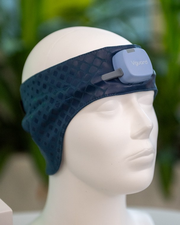 Urządzenie Vguard na głowie manekina