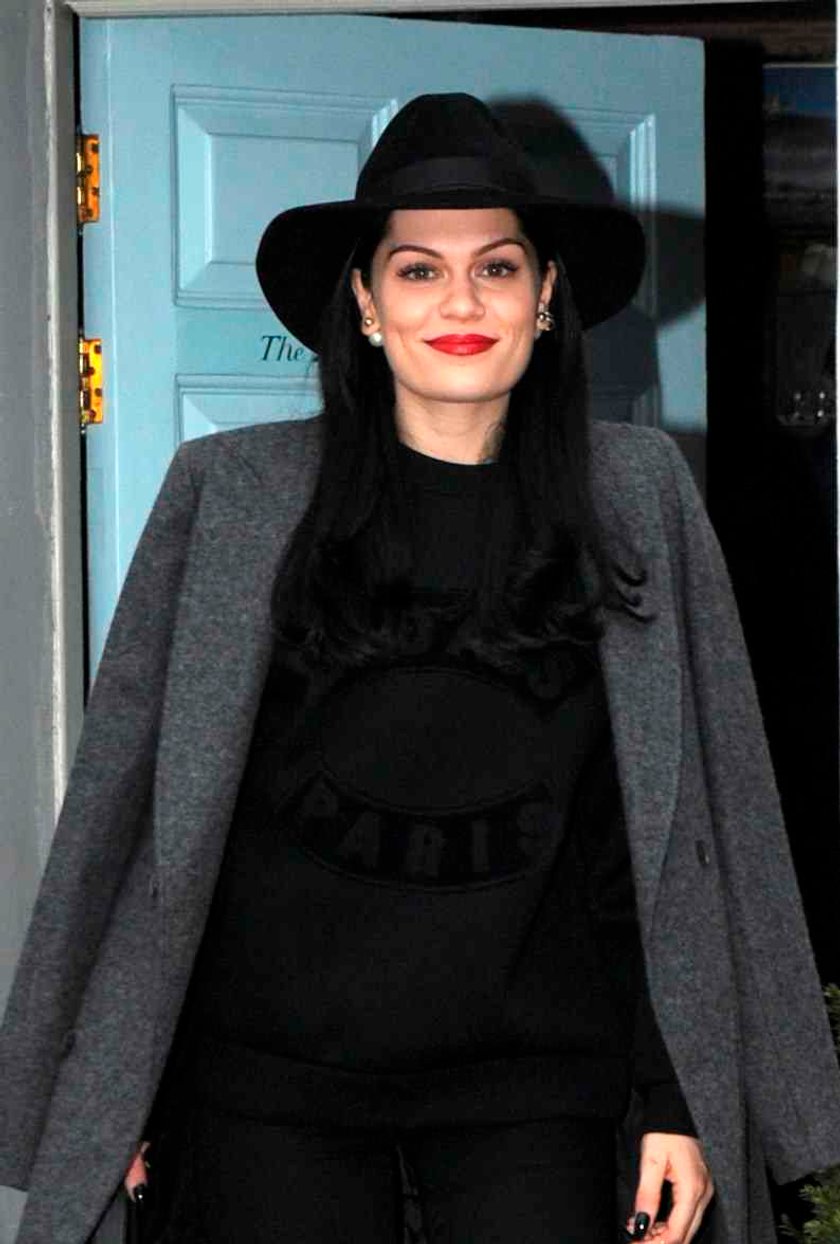 Jessie J na koncercie w kapeluszu