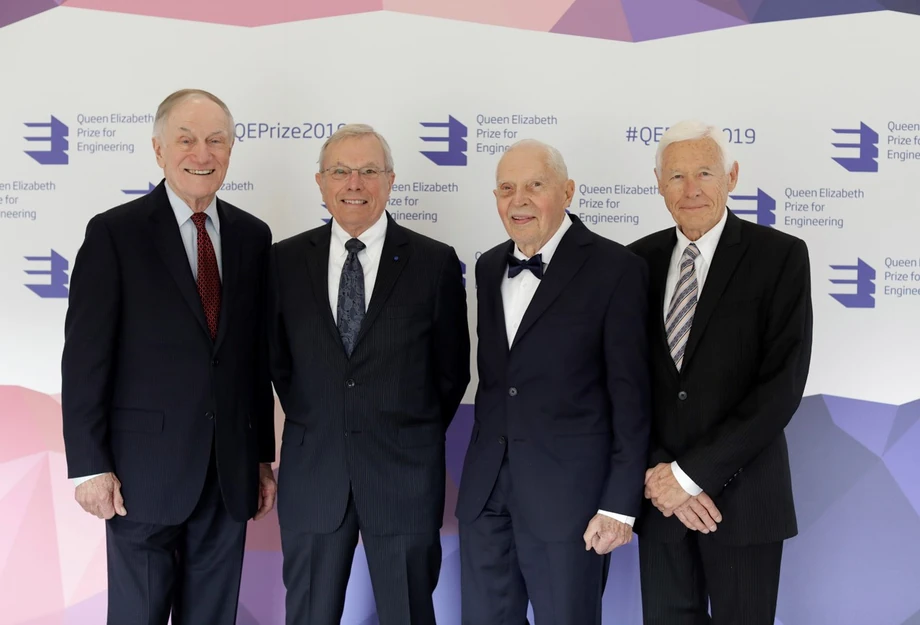 Nagrodzeni nagrodą imienia królowej Elżbiety dla inżynierów: The Queen Elizabeth Prize for Engineering. Od lewej: Richard Schwartz, Bradford Parkinson, James Spilker i Hugo Fruehauf.