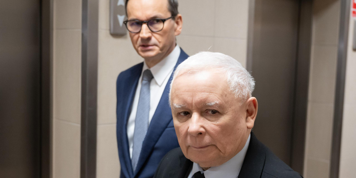 Jarosław Kaczyński i Mateusz Morawiecki w tle