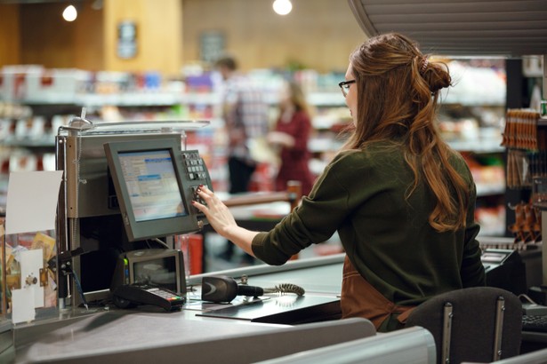 Coraz więcej marketów w rękach franczyzobiorców. Związki zawodowe: To uderza w pracowników
