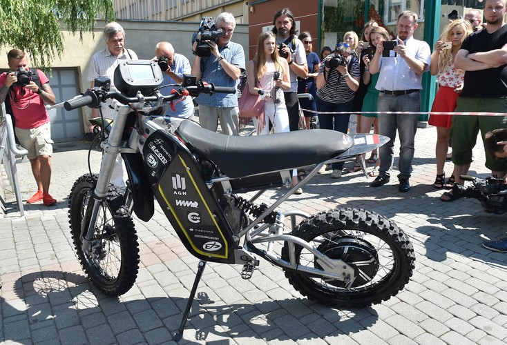 W zawodach SmartMoto Challenge organizowanych w Hiszpanii konstrukcja zespołu E-Moto AGH zajęła czwarte miejsce w klasyfikacji generalnej.