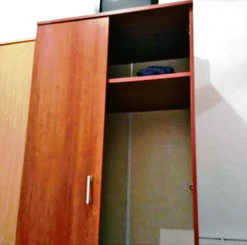 Po sobama polomljen nameštaj