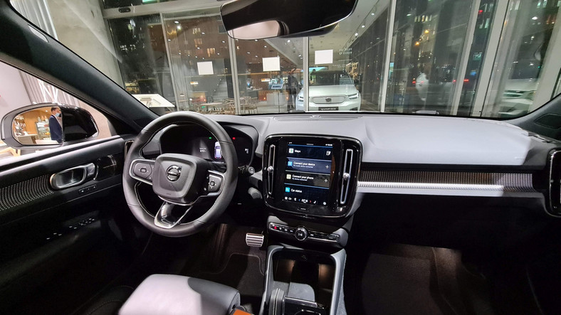Google Android Automotive w Volvo XC40 Recharge