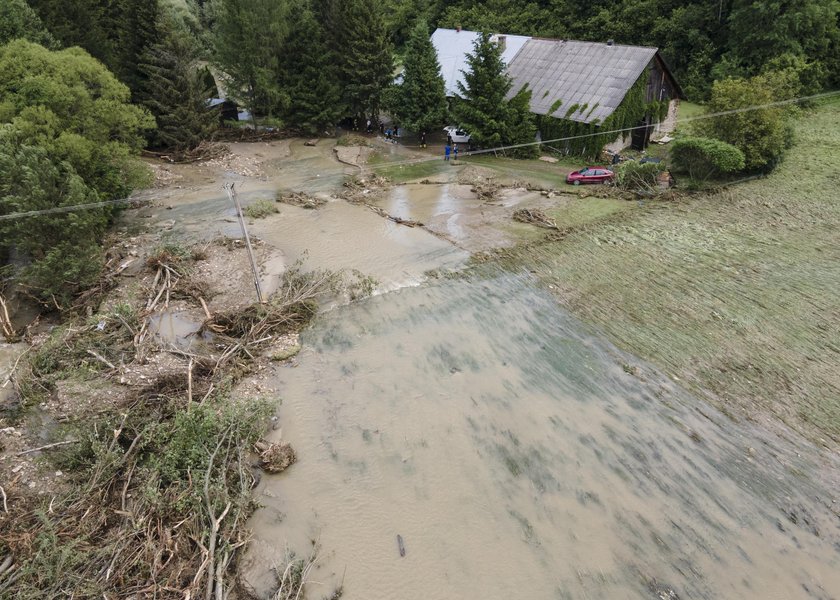 Powódź na Podkarpaciu. Podtopienia domów, zerwany most i zalane drogi