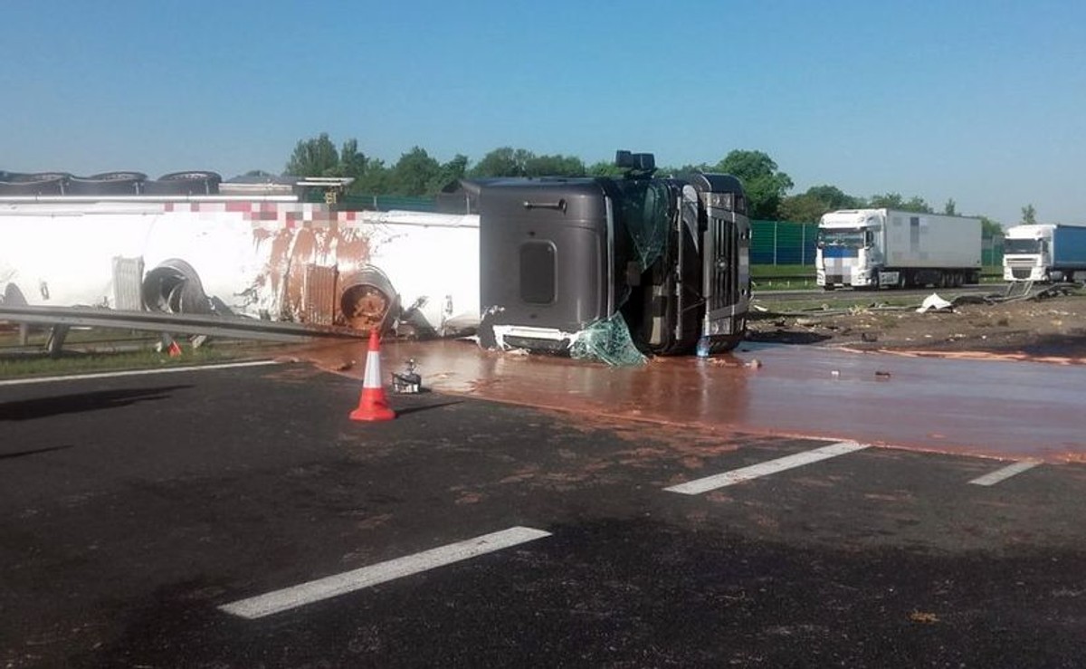Rzeka czekolady zablokowała autostradę A2 w obu kierunkach. Co poszło nie tak? [ZDJĘCIA i wideo]